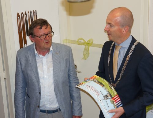 Bert de Boer overhandigt het kleurboek aan de burgemeester