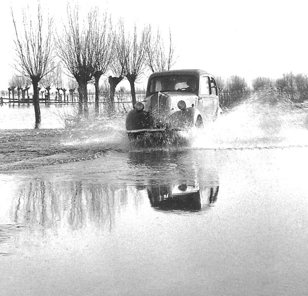 Auto door water tijdens watersnood 1953